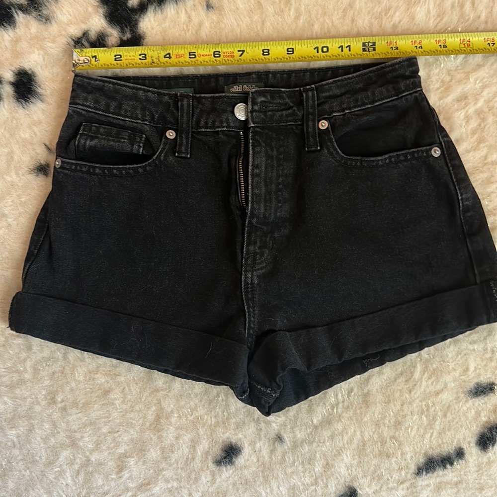 90s style mom shorts rolled